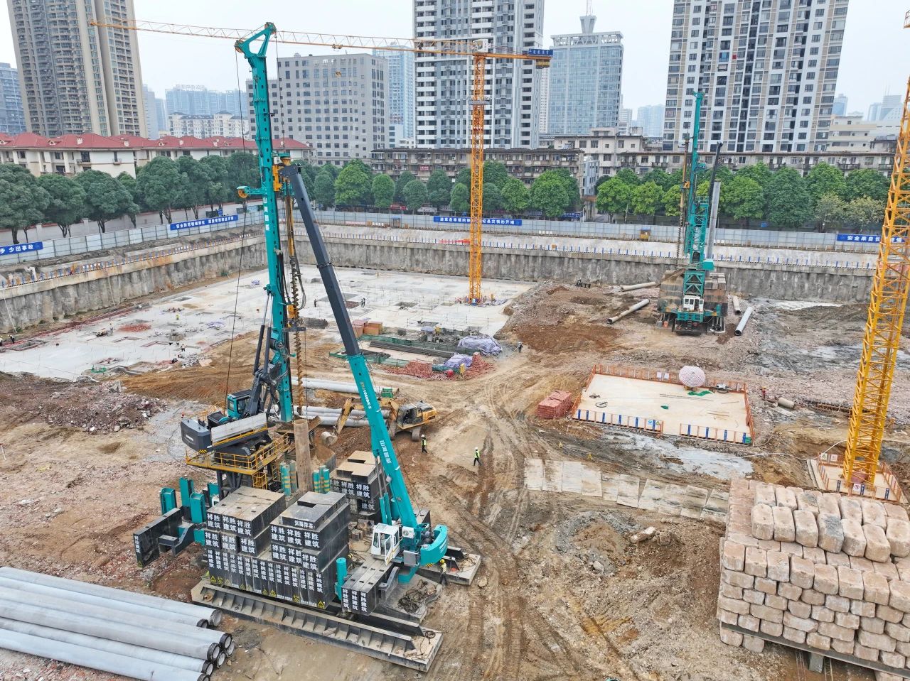 “绿巨人”显神威！币游国际智能引孔式静力压桩机助建“绿城”南宁民生项目