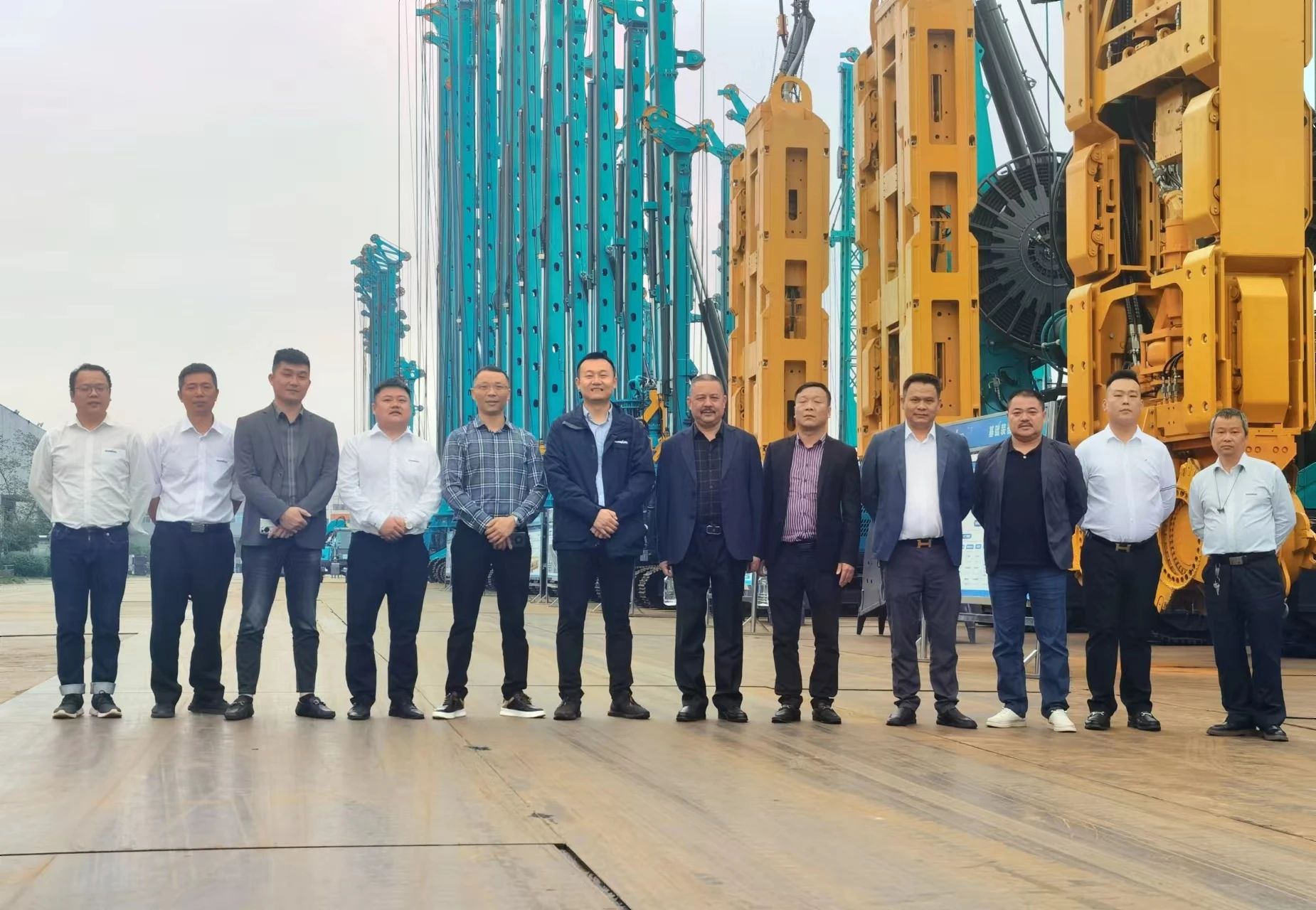行业严冬现暖阳！现场签购20台旋挖钻机，，，，币游国际智能携手湖南骏牛助力国家电网项目建设