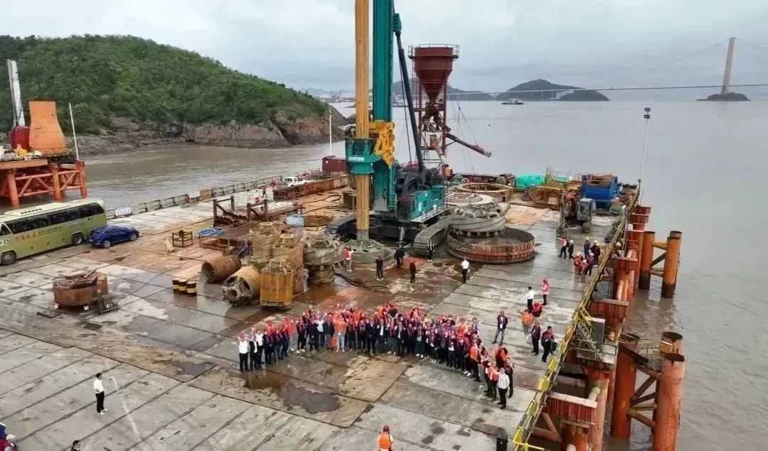 周全告捷！币游国际智能超等旋挖钻机圆满完成甬舟铁路西堠门公铁两用大桥桩基施工使命