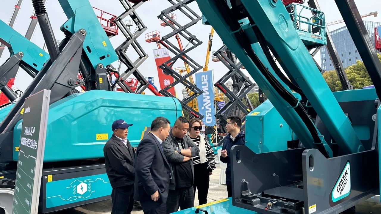 “爆品”来袭，，，，，签简单直！ 币游国际智能艳服亮相第八届天下高空作业平台租赁大会