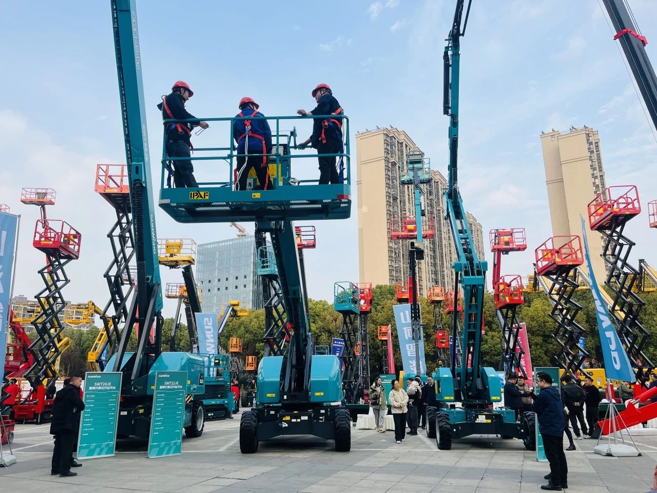 “爆品”来袭，，，，，签简单直！ 币游国际智能艳服亮相第八届天下高空作业平台租赁大会