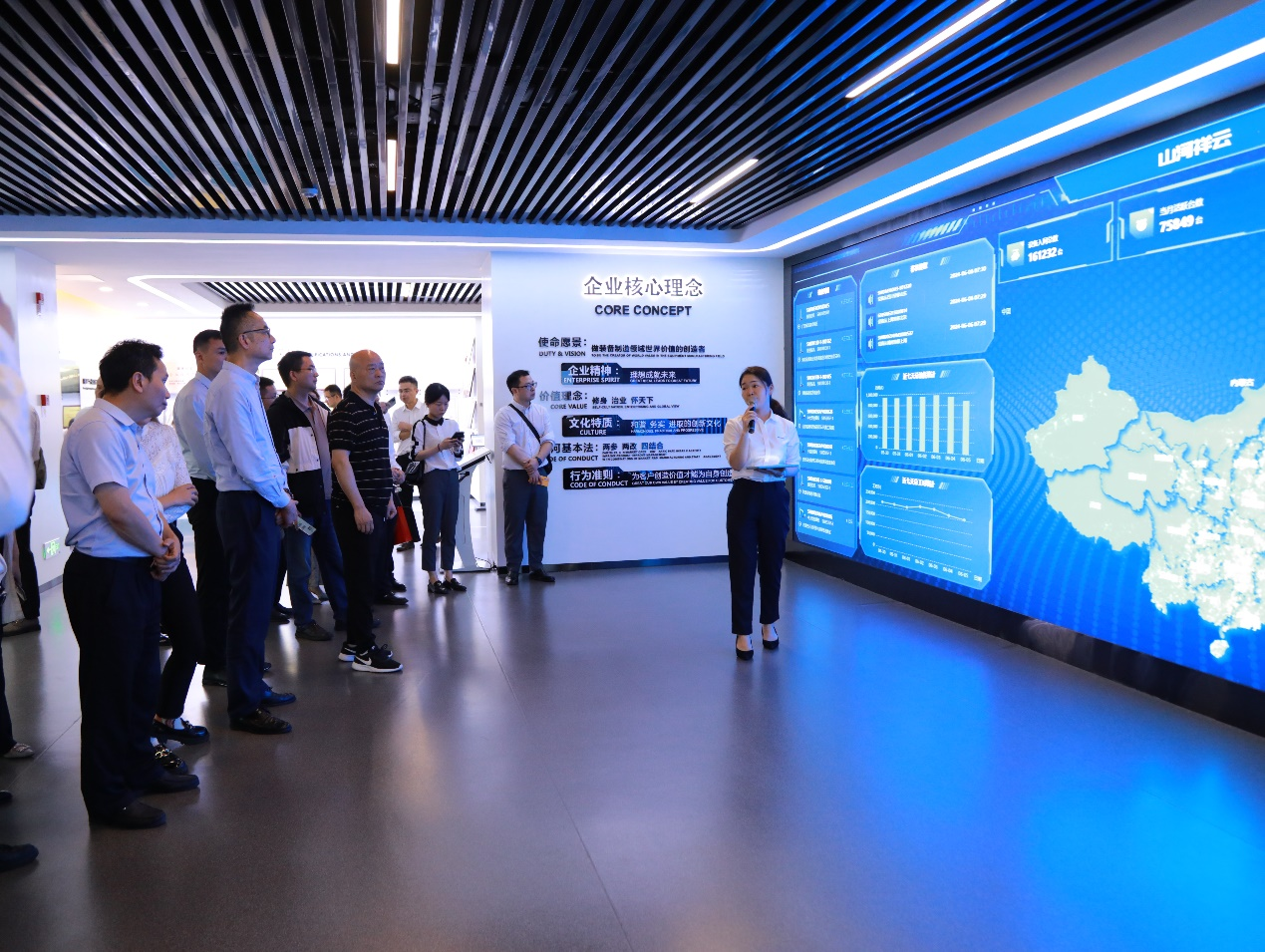 湘潭市工信局带队莅临币游国际智能开展智能制造现场观摩交流活动