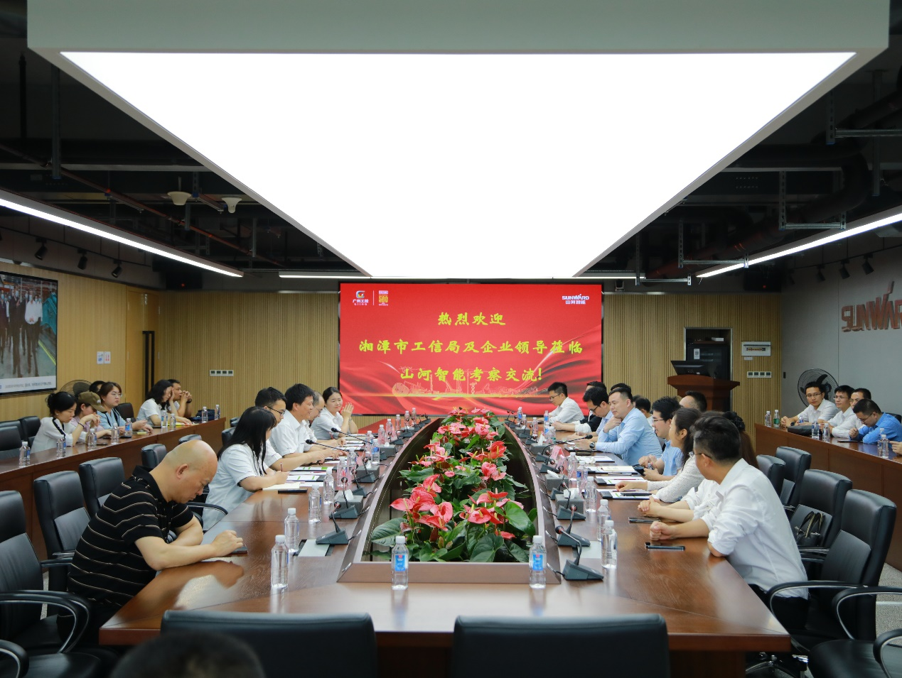 湘潭市工信局带队莅临币游国际智能开展智能制造现场观摩交流活动