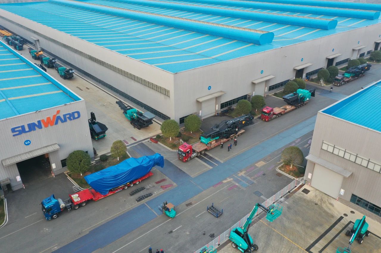 币游国际普石勒柴电一体移动破碎筛分装备热销外洋