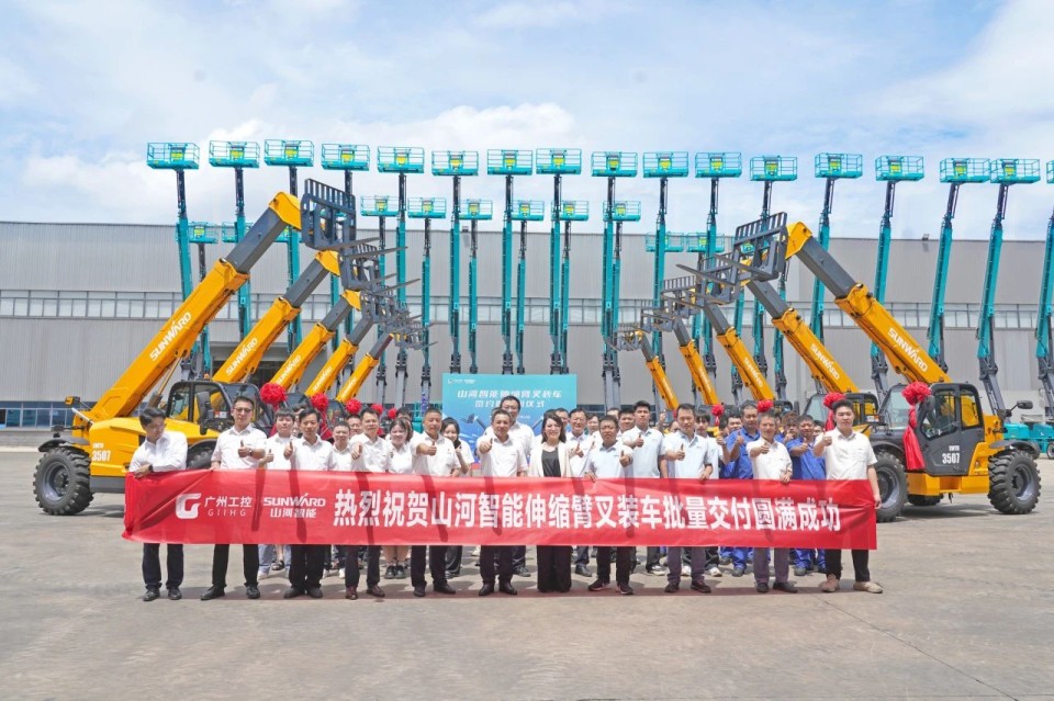 币游国际智能伸缩臂叉装车批量交付，，，，，，即将奔赴新一线