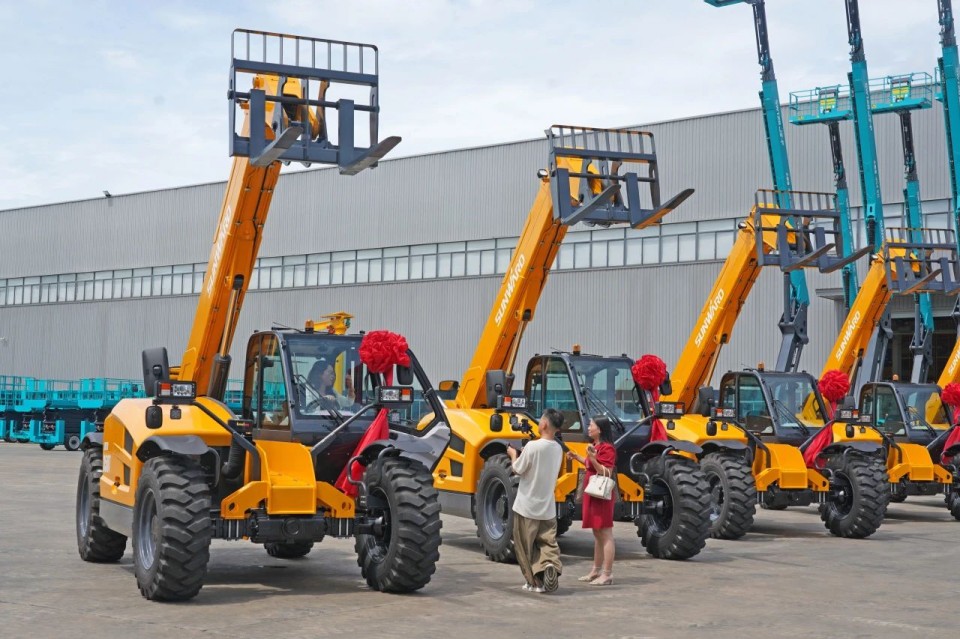 币游国际智能伸缩臂叉装车批量交付，，，，，，即将奔赴新一线